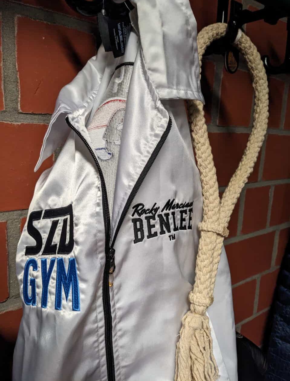 Muay Thai Trainers (Kru) mit traditioneller Mongkol Kopfbedeckung